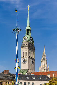 Deutschland, Bayern, München, Maibaum vor der St. Peterskirche - WDF07438