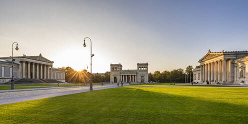 Deutschland, Bayern, München, Panoramablick auf den Königsplatz bei Sonnenuntergang - WDF07439