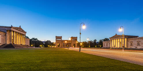 Deutschland, Bayern, München, Panoramablick auf den Königsplatz in der Abenddämmerung - WDF07440