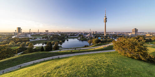 Deutschland, Bayern, München, Panoramablick auf den Olympiapark mit Olympiaturm, BMW Gebäude und Teich im Hintergrund - WDF07443