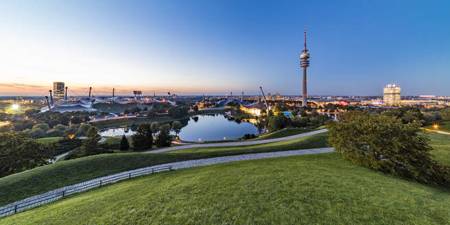 Deutschland, Bayern, München, Panoramablick auf den Olympiapark mit Olympiaturm, BMW Gebäude und Teich im Hintergrund - WDF07444