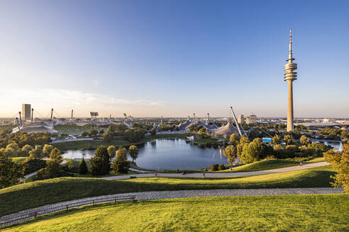 Deutschland, Bayern, München, Olympiapark in der Abenddämmerung mit Olympiaturm, BMW Gebäude und Teich im Hintergrund - WDF07446
