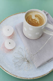 Eierschale, Kerzen, Draht, Serviette und Kaffeebecher auf einem Tablett - GISF00981