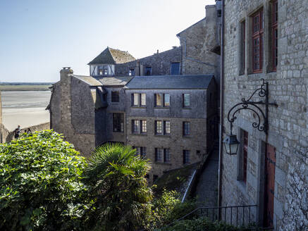 Frankreich, Normandie, Historische Häuser auf der Insel Mont Saint-Michel - AMF09977