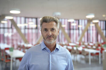 Glücklicher reifer Geschäftsmann in der Büro-Cafeteria - JOSEF21981