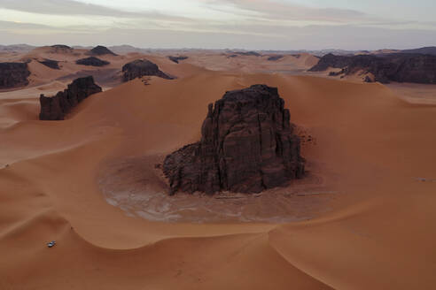 Luftaufnahme von Sanddünen bei Sonnenuntergang in der Wüste Sahara, Djanet, Algerien, Afrika. - AAEF22938