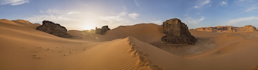Panoramablick auf Sanddünen bei Sonnenuntergang in der Wüste Sahara, Djanet, Algerien, Afrika. - AAEF22939