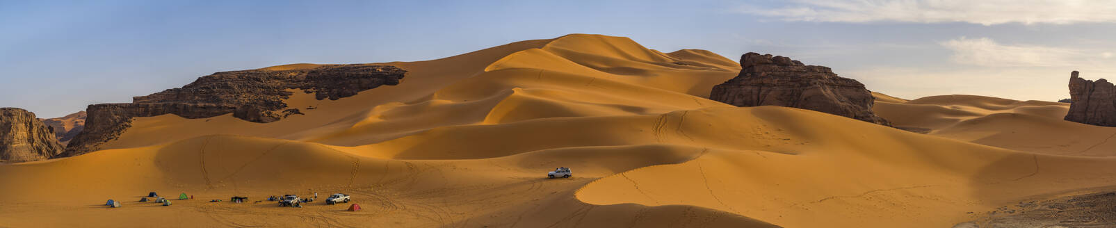 Luftaufnahme von zeltenden Menschen in der Wüste Sahara, Djanet, Algerien, Afrika. - AAEF22941