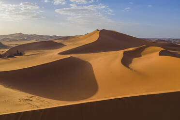 Luftaufnahme von Sanddünen bei Sonnenuntergang in der Wüste Sahara, Djanet, Algerien, Afrika. - AAEF22947
