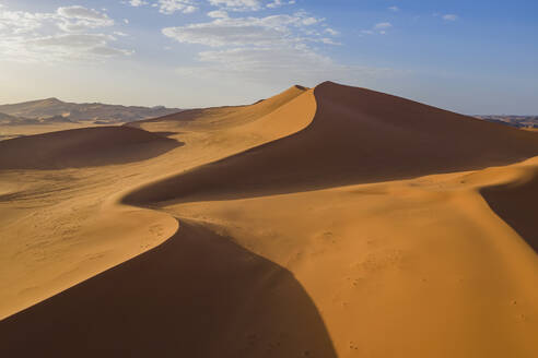 Luftaufnahme von Sanddünen bei Sonnenuntergang in der Wüste Sahara, Djanet, Algerien, Afrika. - AAEF22948