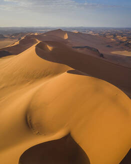Luftaufnahme von Sanddünen bei Sonnenuntergang in der Wüste Sahara, Djanet, Algerien, Afrika. - AAEF22951