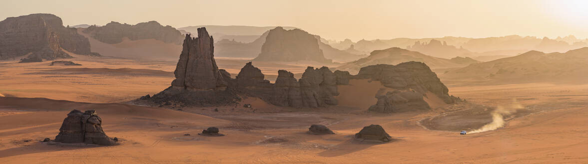 Luftaufnahme von Felsformationen zwischen Sanddünen bei Sonnenuntergang in der Wüste Sahara, Djanet, Algerien, Afrika. - AAEF22955