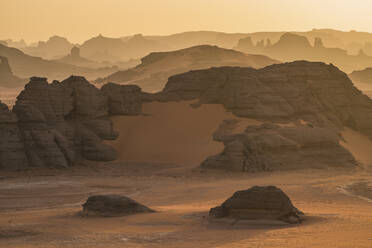 Luftaufnahme von Felsformationen zwischen Sanddünen bei Sonnenuntergang in der Wüste Sahara, Djanet, Algerien, Afrika. - AAEF22956