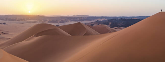 Luftaufnahme von Sanddünen bei Sonnenuntergang in der Wüste Sahara, Djanet, Algerien, Afrika. - AAEF22960