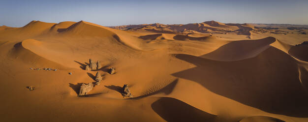 Luftaufnahme von Sanddünen bei Sonnenuntergang in der Wüste Sahara, Djanet, Algerien, Afrika. - AAEF22964