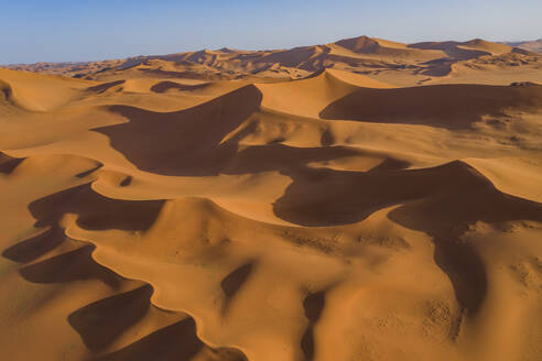 Luftaufnahme von Sanddünen bei Sonnenuntergang in der Wüste Sahara, Djanet, Algerien, Afrika. - AAEF22965