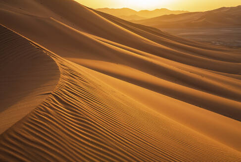 Luftaufnahme von Sanddünen bei Sonnenuntergang in der Wüste Sahara, Djanet, Algerien, Afrika. - AAEF22969