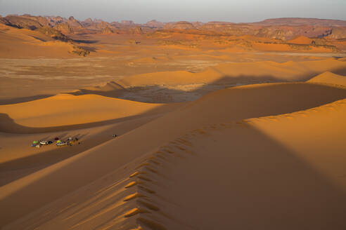 Luftaufnahme von Sanddünen bei Sonnenuntergang in der Wüste Sahara, Djanet, Algerien, Afrika. - AAEF22970
