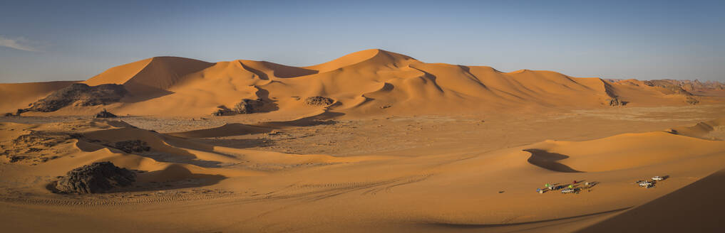 Panorama-Luftaufnahme von Sanddünen bei Sonnenuntergang in der Sahara-Wüste, Djanet, Algerien, Afrika. - AAEF22971