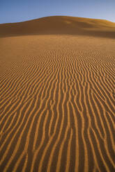 Luftaufnahme von Sanddünen bei Sonnenuntergang in der Wüste Sahara, Djanet, Algerien, Afrika. - AAEF22972