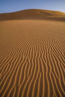 Luftaufnahme von Sanddünen bei Sonnenuntergang in der Wüste Sahara, Djanet, Algerien, Afrika. - AAEF22972