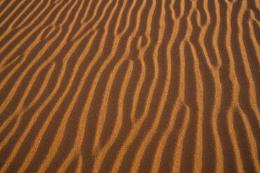 Luftaufnahme von Sanddünen bei Sonnenuntergang in der Wüste Sahara, Djanet, Algerien, Afrika. - AAEF22973