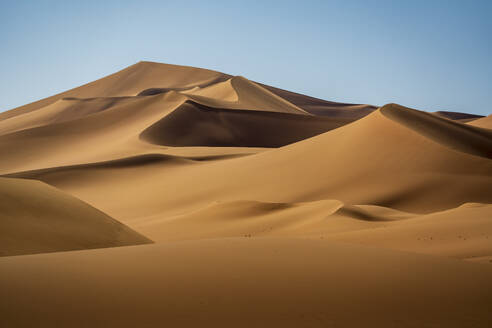 Luftaufnahme von Sanddünen bei Sonnenuntergang in der Wüste Sahara, Djanet, Algerien, Afrika. - AAEF22975