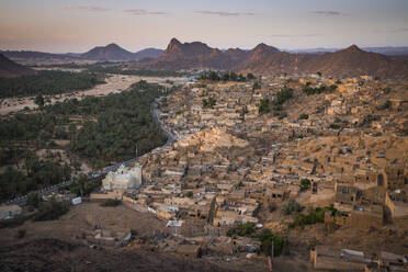 Luftaufnahme von Djanet, einer Oasenstadt und Hauptstadt des Bezirks Djanet sowie der Provinz Djanet im Südosten Algeriens. - AAEF22977