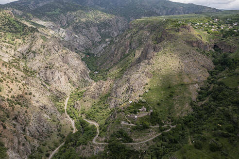 Luftaufnahme des Klosters Tatev auf den Felsen, einer Klosteranlage mit Blick auf das Tal und die Berge, Tatev, Provinz Syunik, Armenien. - AAEF22991