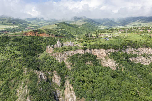 Luftaufnahme des Klosters Tatev auf den Felsen, einer Klosteranlage mit Blick auf das Tal und die Berge, Tatev, Provinz Syunik, Armenien. - AAEF23004