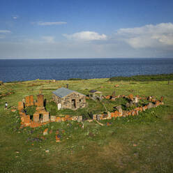 Luftaufnahme einer Kapelle mit Friedhof bei Noratus, Provinz Gegharkunik, Armenien. - AAEF23013