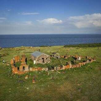 Luftaufnahme einer Kapelle mit Friedhof bei Noratus, Provinz Gegharkunik, Armenien. - AAEF23013