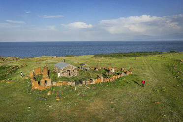 Luftaufnahme einer Kapelle mit Friedhof bei Noratus, Provinz Gegharkunik, Armenien. - AAEF23014