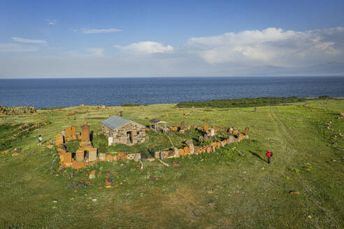 Luftaufnahme einer Kapelle mit Friedhof bei Noratus, Provinz Gegharkunik, Armenien. - AAEF23014