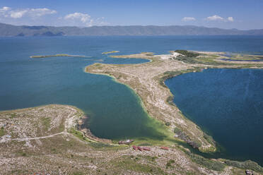 Luftaufnahme des Sewansees, eines hoch gelegenen Sees in Norashen, Provinz Gegharkunik, Armenien. - AAEF23026