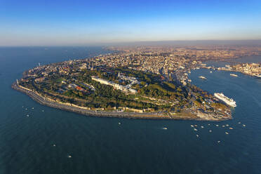 Aerial view of Topkapi Palace, Old City and Golden Horn, Istanbul, Turkey. - AAEF23067