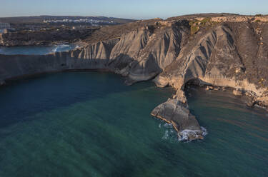 Luftaufnahme der geologischen Formation The Fourteen Soldiers in der Qarraba Bay, Mgarr, Malta. - AAEF23136