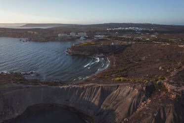 Luftaufnahme der geologischen Formation The Fourteen Soldiers in der Qarraba Bay, Mgarr, Malta. - AAEF23140