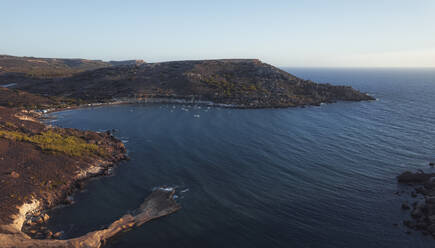 Luftaufnahme von Segelbooten entlang der Golden Bay bei Sonnenuntergang in Mgarr, Malta. - AAEF23143