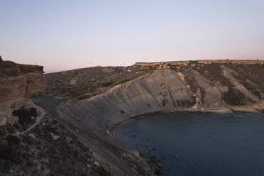 Luftaufnahme der geologischen Formation The Fourteen Soldiers in der Qarraba Bay, Mgarr, Malta. - AAEF23153