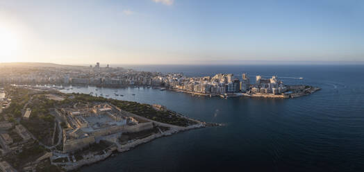 Panoramablick auf das Stadtzentrum von Valletta bei Sonnenuntergang entlang der Bucht von Malta. - AAEF23164