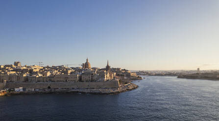 Luftaufnahme des Stadtzentrums von La Valletta bei Sonnenuntergang entlang der Bucht von Malta. - AAEF23165