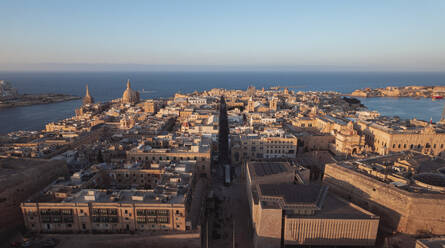 Luftaufnahme des Stadtzentrums von La Valletta bei Sonnenuntergang in Malta. - AAEF23170