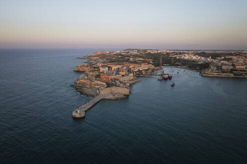 Luftaufnahme des Wellenbrechers Saint Elmo und des Fort Saint Elmo an der Spitze des Stadtzentrums von La Valletta bei Sonnenuntergang in Malta. - AAEF23172