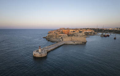 Luftaufnahme des Wellenbrechers Saint Elmo und des Fort Saint Elmo an der Spitze des Stadtzentrums von La Valletta bei Sonnenuntergang in Malta. - AAEF23173