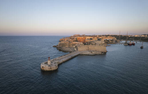 Luftaufnahme des Wellenbrechers Saint Elmo und des Fort Saint Elmo an der Spitze des Stadtzentrums von La Valletta bei Sonnenuntergang in Malta. - AAEF23173