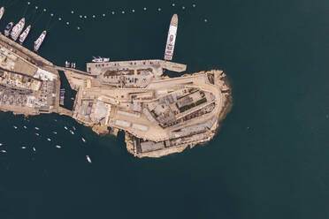 Luftaufnahme von Fort Sant Angelo an der Spitze von La Valletta im Stadtzentrum mit einer großen Yacht, die bei Sonnenuntergang in Malta angedockt ist. - AAEF23177