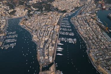 Luftaufnahme von vielen Segelbooten im Hafen von Valletta im Stadtzentrum bei Sonnenuntergang auf Malta. - AAEF23178