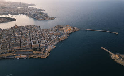 Luftaufnahme von Fort Sant Elmo an der Spitze von La Valletta im Stadtzentrum bei Sonnenuntergang in Malta. - AAEF23180