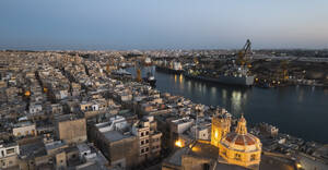 Luftaufnahme des Hafens von La Valletta bei Sonnenuntergang in Malta. - AAEF23183